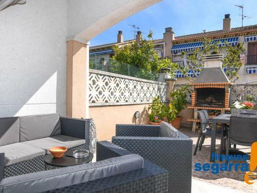 Casa Roda de Ber�, 3 Dormitorios, 7 Personas - Es-320-7