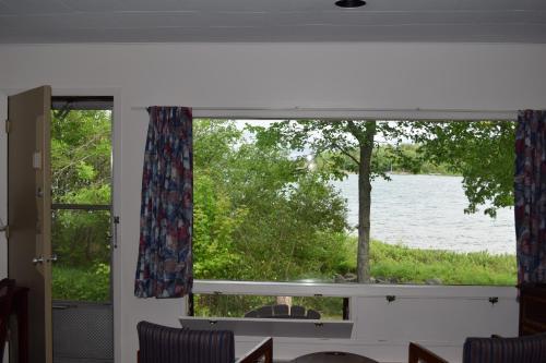 Carolyn Beach Motor Inn