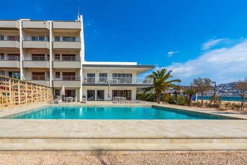 Beach Apartment - Front Line!