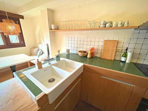 Sunset Mountain-view Villa With Garden & Pool