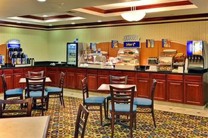 Holiday Inn Express Hotel & Suites Dewitt (syracuse)