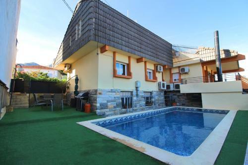 Chalet Con Piscina Y Barbacoa