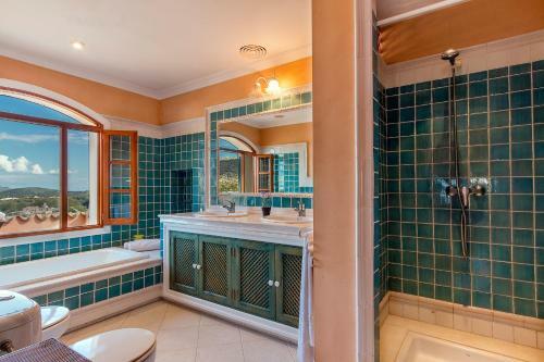 Townhouse With Pool And Mountain Views, Just 5 Min