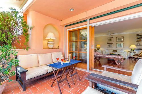Townhouse With Pool And Mountain Views, Just 5 Min