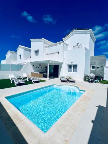 Lovely Villa Sanmar, Heated Pool
