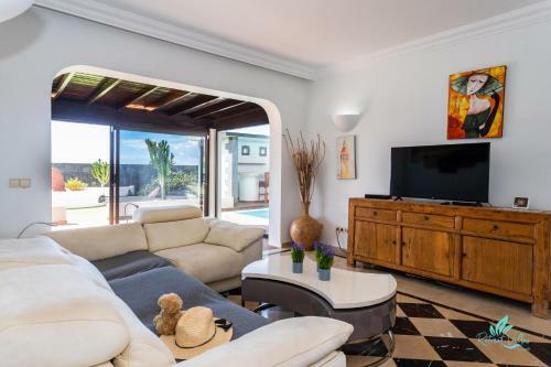 Inviting 3-bed Villa In Playa Blanca