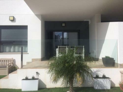 Beautiful Modern 2 Bedroom, 2 Bathroom Apartment
