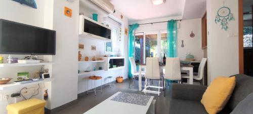 Tabarca Chalet Con Jard�n Y Piscina Comunitaria