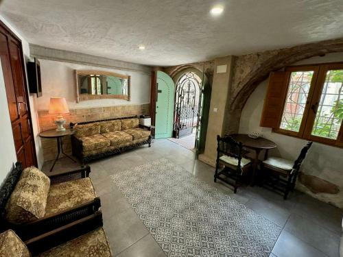 Hostal Oliva Courtyard Guesthouse