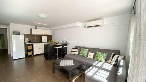 Modern Apartment, Walking Distance Of The Sea