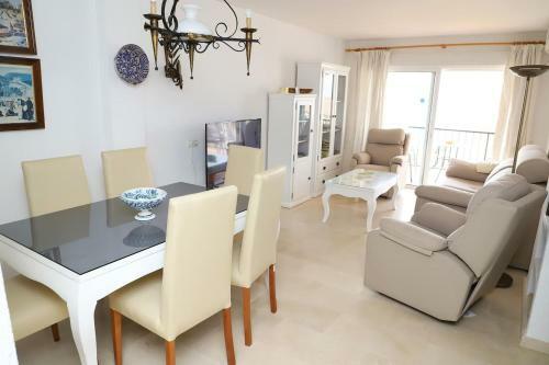 Apartamento En Nerja. Primera L�nea De Playa
