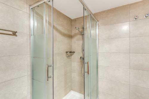 Luxury Apartament , Sea Views Private Garden