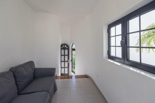 3br House - Parking - Pool - 15 Min Walk To Beach