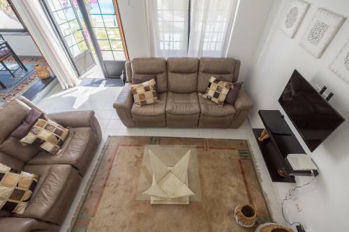 3br House - Parking - Pool - 15 Min Walk To Beach