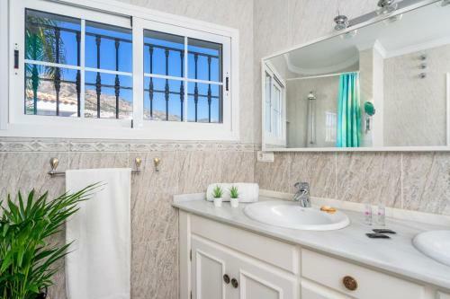 Stunning Urb Do�a Pilar Villa With Private Pool Ref 139