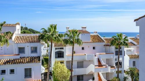 Lovely Riviera Apartment With Pool Ref 82