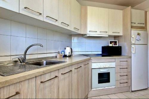 5* Stunning Golf & Sea Apartment