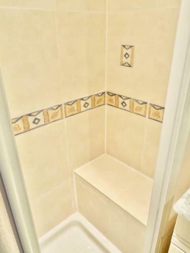 Bright And Airy 2 Bed 2 Bath Modern Apartment