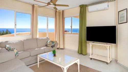 Apartamento Tranquil Sea View Haven: 2br With Terracepool