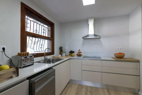 Villa Huerta 1 Manises, Jacuzzi, Sauna, Piscina