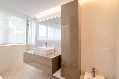 Luxury 3 Bedroom Beach Front Apartment In Marbella