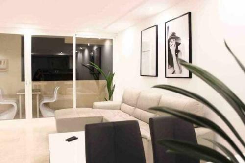 Large Modern Beach Front Apartment, Rooftop Pool!!