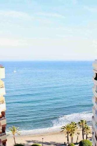Large Modern Beach Front Apartment, Rooftop Pool!!