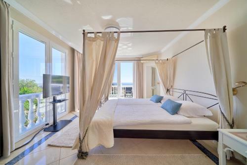 Villa With Heated Pool & Sea Views In Marbella