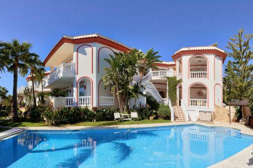 Villa With Heated Pool & Sea Views In Marbella