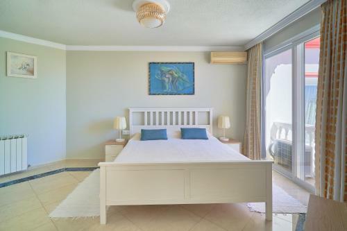Villa With Heated Pool & Sea Views In Marbella