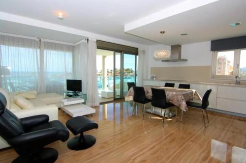 Front Line Apartment In Platja De L'arenal
