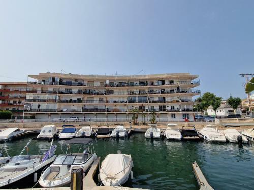 Waterfront 3 Bed Apartment, 90m From The Beach