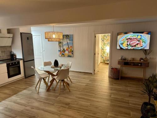Waterfront 3 Bed Apartment, 90m From The Beach