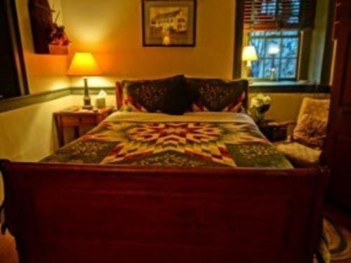 Bed & Breakfast Brownstone Colonial Inn