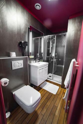 B.hotel