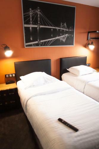 B.hotel