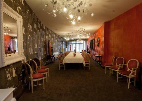B.hotel