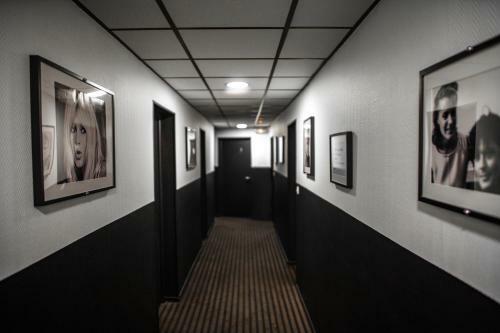 B.hotel