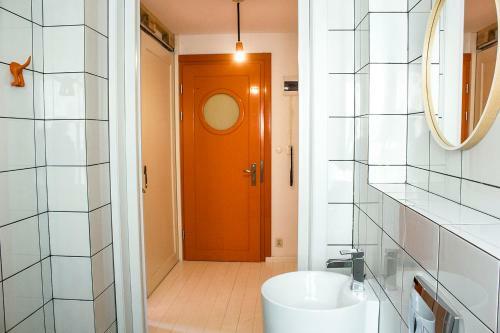 Hostal Lalala Arthotel & Wine Bar