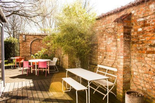 Hostal Lalala Arthotel & Wine Bar