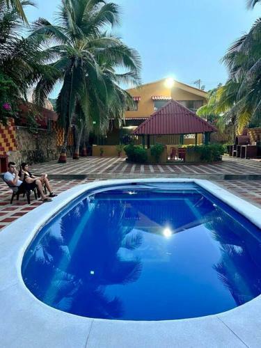 Caba�a Con Piscina Frente Al Mar