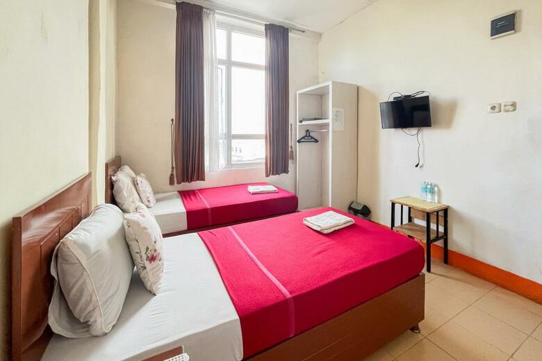 Urbanview Poma Hotel