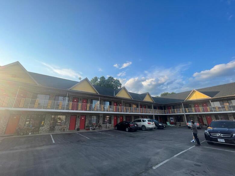 Happy Lake Hotel