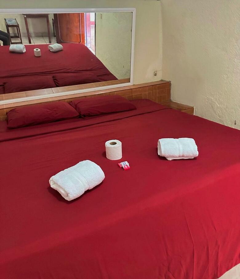 Hotel Y Auto Hotel, T�o Kike