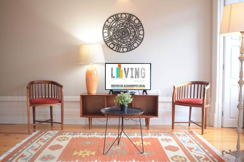 Liiiving - Vintage Balcony Apartment