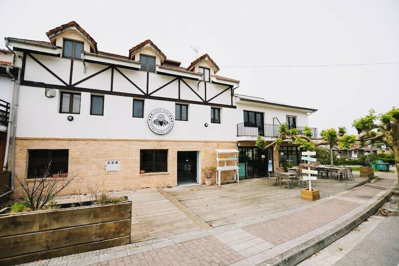 Latas Surf Lodge