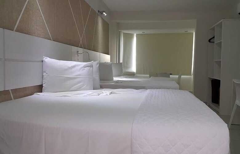 Emirates Hotel & Su�tes