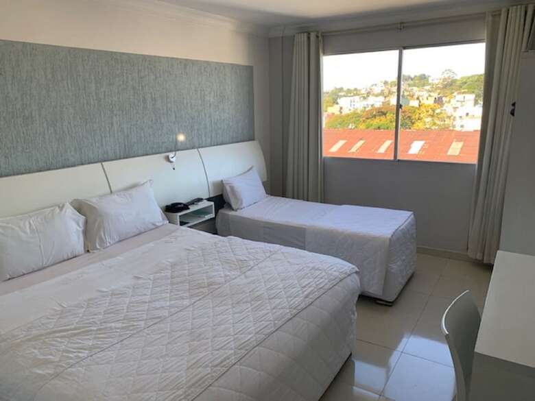 Emirates Hotel & Su�tes