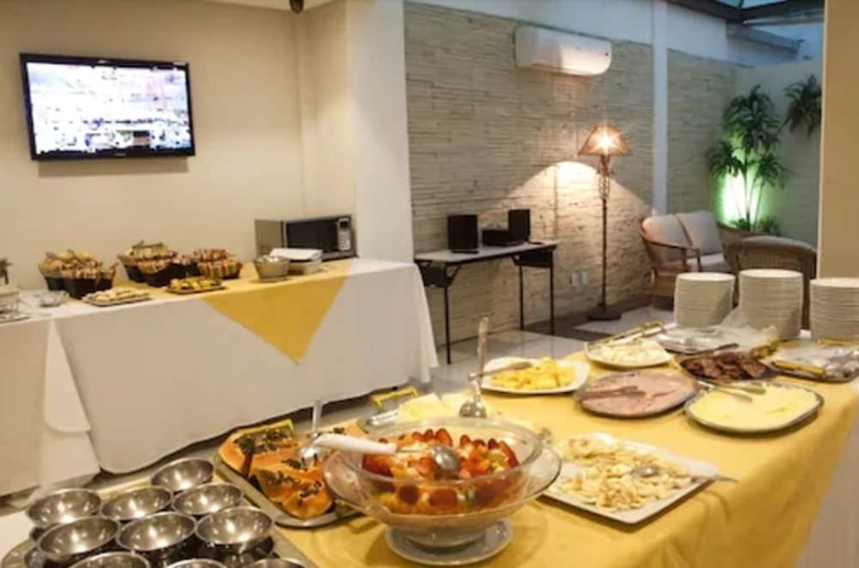 Emirates Hotel & Su�tes