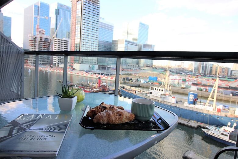Canary Wharf Luxury River View Apartment